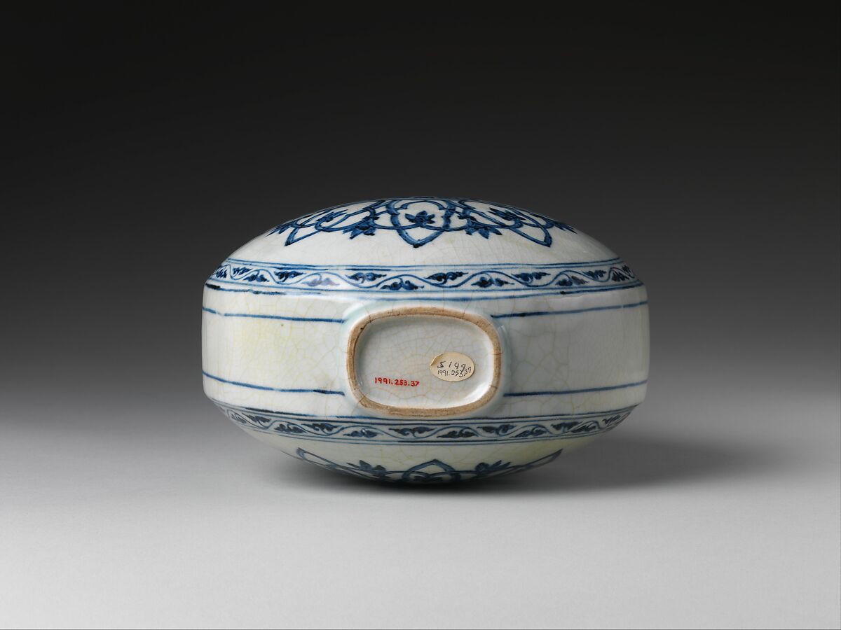 Flask with Medallion, Porcelain painted with cobalt blue under transparent glaze (Jingdezhen ware), China