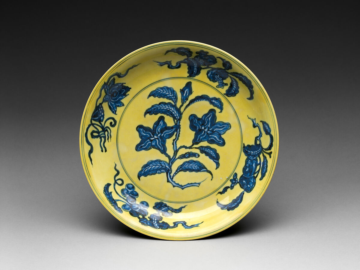 Dish with Gardenia, Porcelain painted with cobalt blue under and colored enamel over transparent glaze (Jingdezhen ware), China 