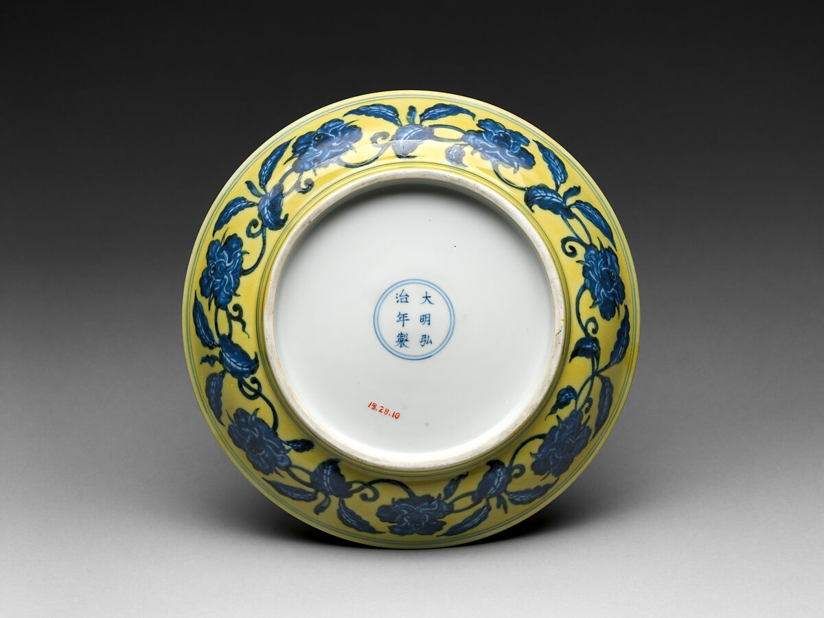 Dish with Gardenia, Porcelain painted with cobalt blue under and colored enamel over transparent glaze (Jingdezhen ware), China