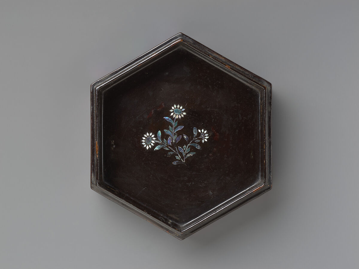Set of hexagonal stacked boxes, Black lacquer with mother-of-pearl inlay, Japan (Ryūkyū Islands)