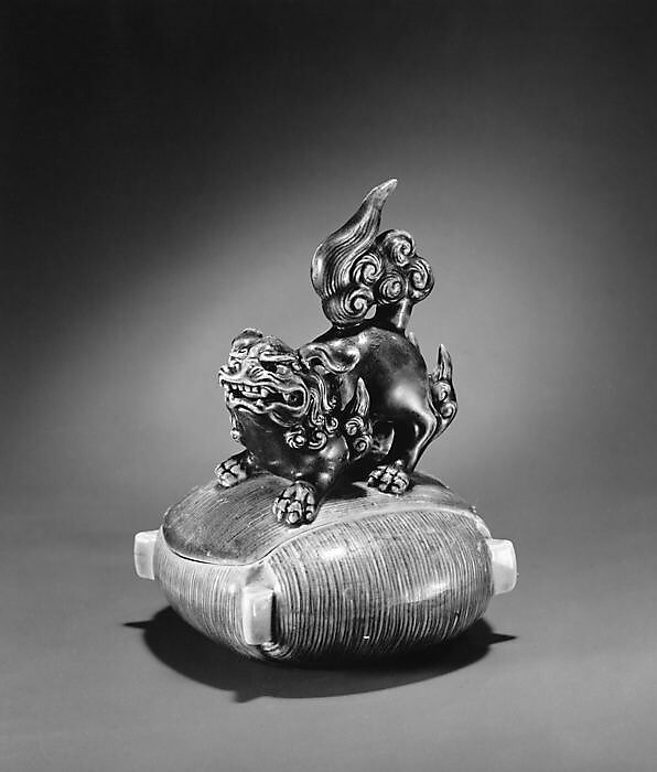 Incense Burner with Cover in the Shape of a Lion on a Threaded Bobbin, Porcelain with overglaze enamels (Kairakuen ware), Japan 