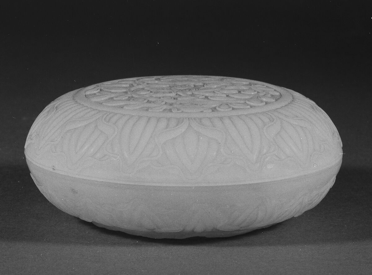 Covered box with floral design, Jade (nephrite), China 