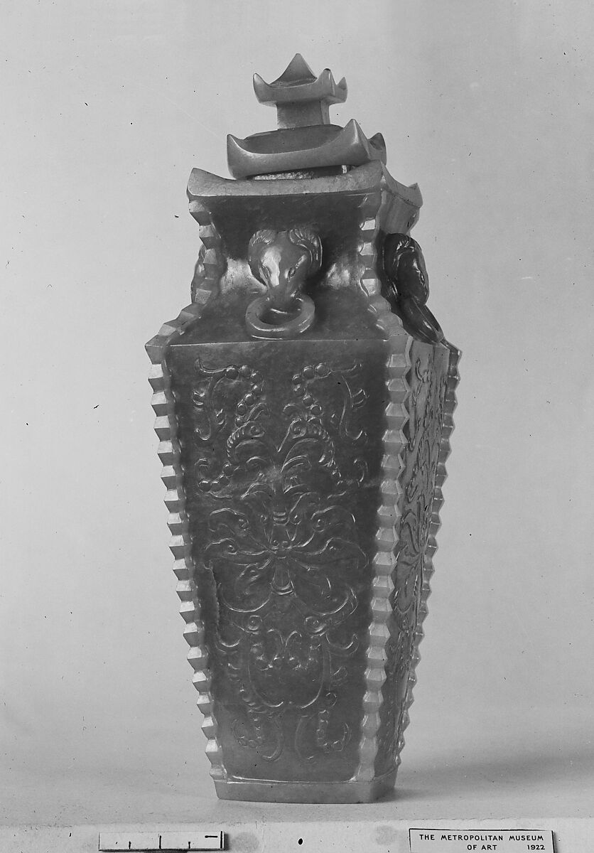 Covered vase, Nephrite, China 
