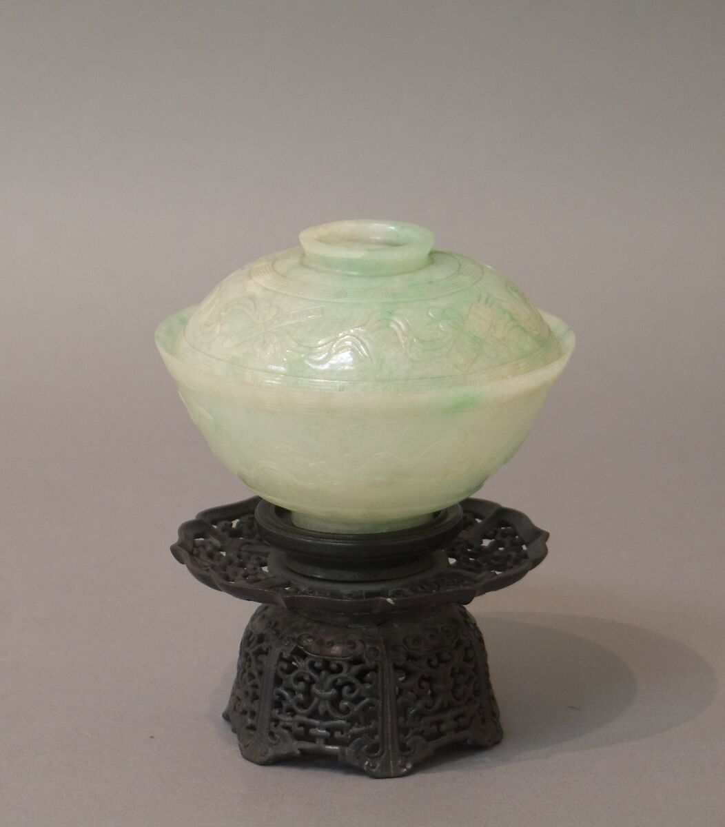 Cup with cover, Jadeite, white with veins and cloudings of emerald-green, China 