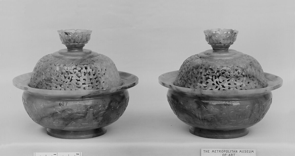 Incense burner with cover, Nephrite, a mixture of pear-leaf-green with rich dark green and light greenish-gray, China