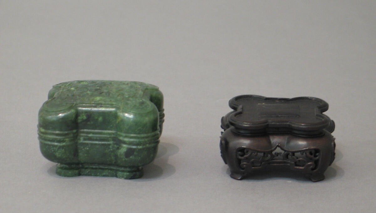 Box with cover, Nephrite, mottled spinach-green, China