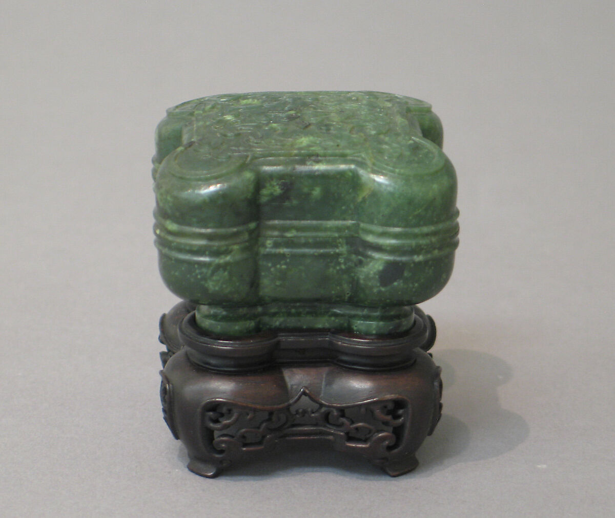 Box with cover, Nephrite, mottled spinach-green, China 
