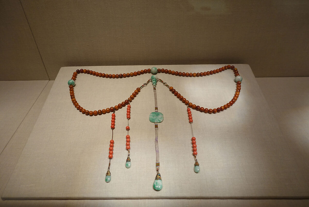 Official necklace (chaozhu), Amber, jade (jadeite), imitation coral, China 