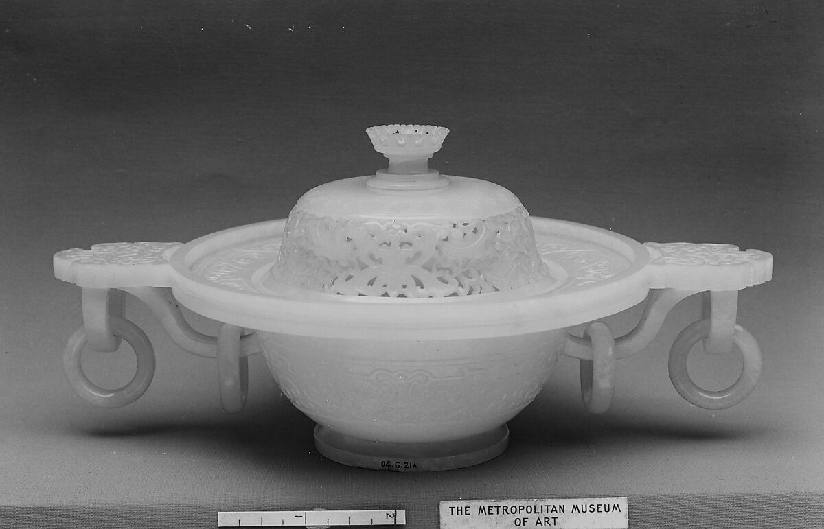 Covered bowl, Jade, China 