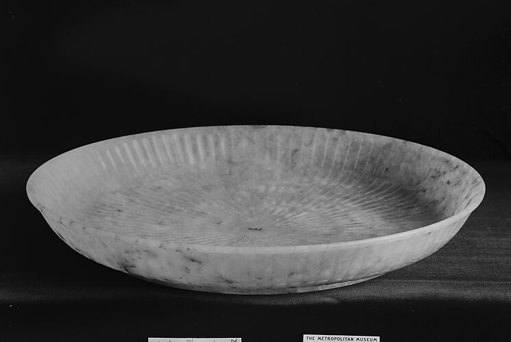 Dish in the shape of a chrysanthemum flower


