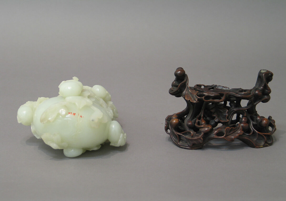 Bottle in the shape of a gourd, Jade (nephrite), China