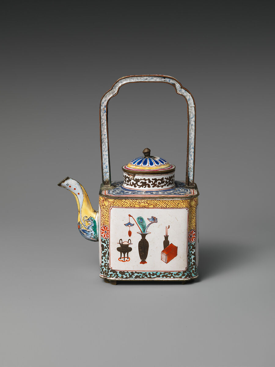 Teapot with Pattern of the "Hundred Antiques" China Qing dynasty