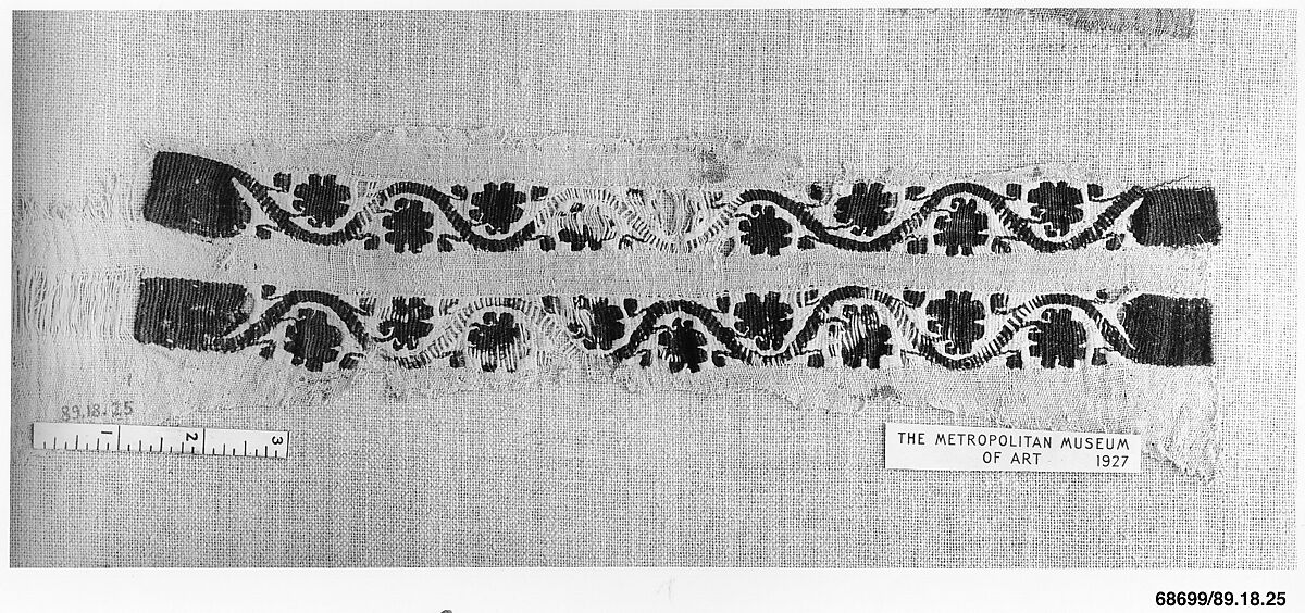 Textile Fragment, Wool, linen; plain weave, tapestry weave