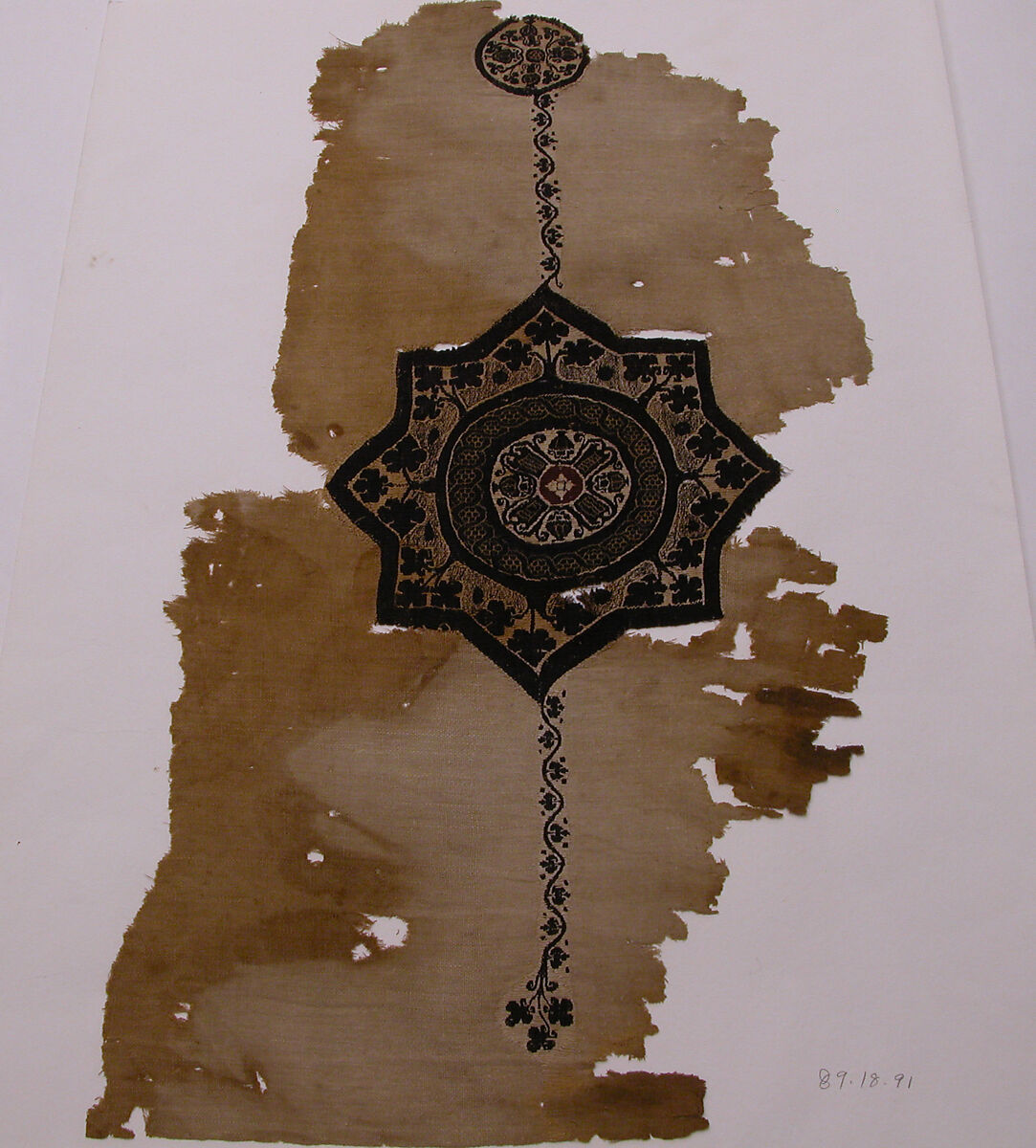 Fragment with a Star, Wool, linen; plain weave, tapestry weave