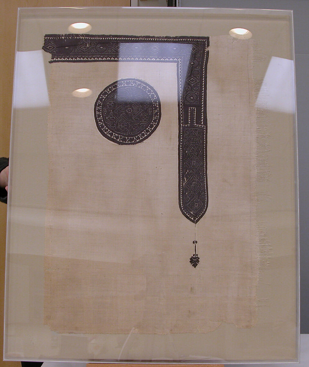 Fragment with Roundel and L-Shaped Band with Interlace Ornament, Wool, linen; plain weave, tapestry weave