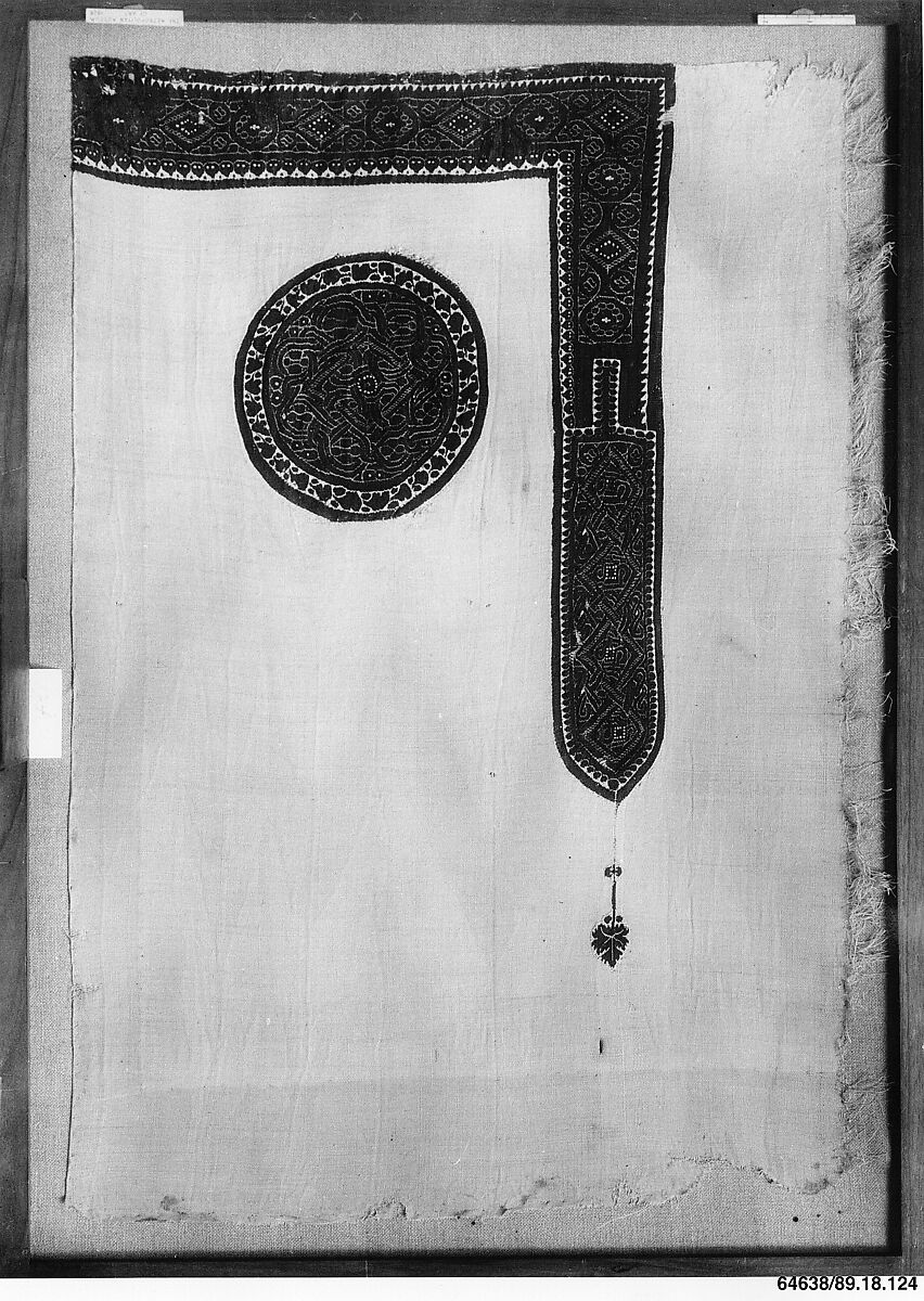 Fragment with Roundel and L-Shaped Band with Interlace Ornament, Wool, linen; plain weave, tapestry weave