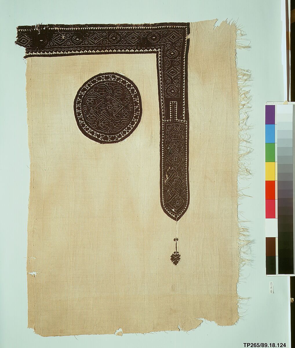 Fragment with Roundel and L-Shaped Band with Interlace Ornament, Wool, linen; plain weave, tapestry weave