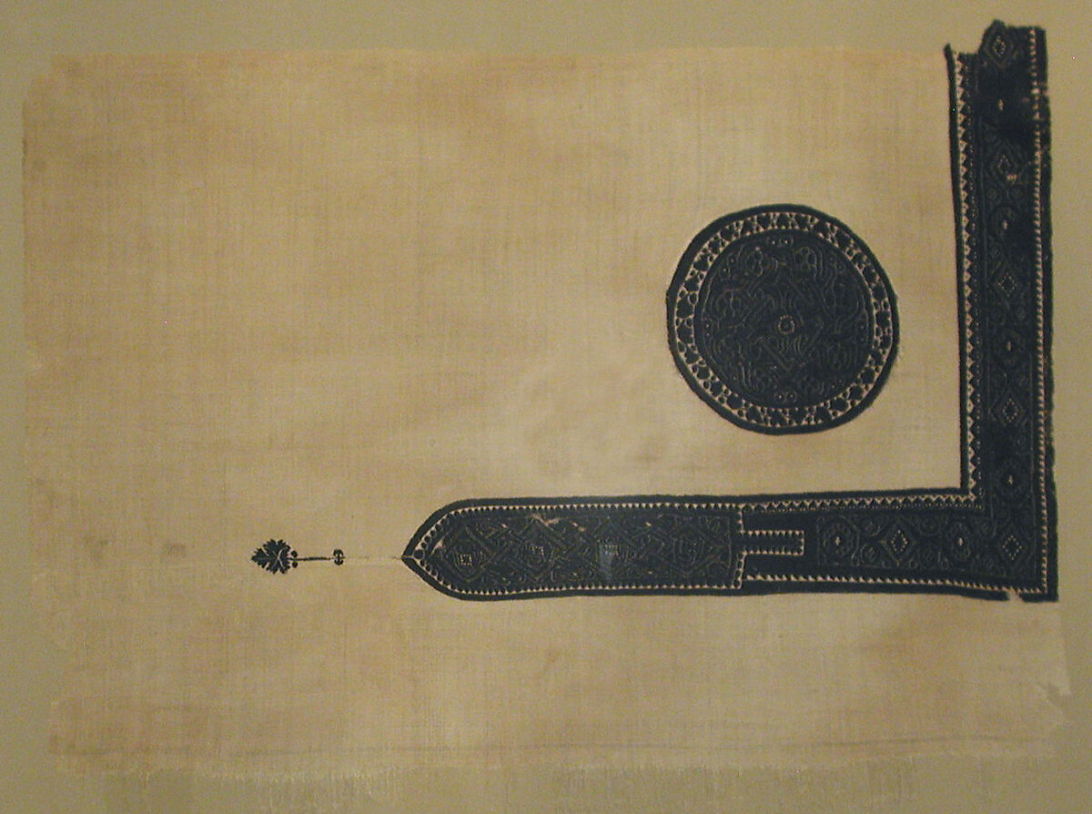 Fragment with Roundel and L-Shaped Band with Interlace Ornament, Wool, linen; plain weave, tapestry weave