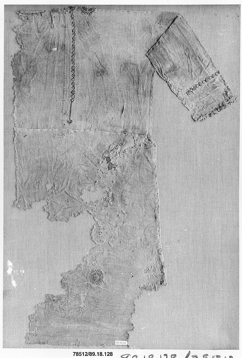 Fragment of a Tunic, Wool, linen; plain weave, tapestry weave