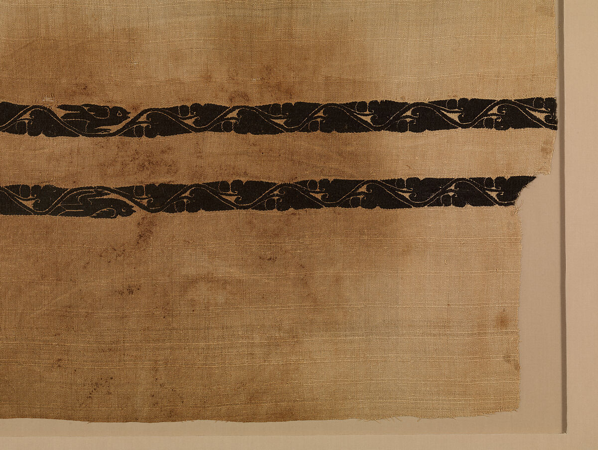 Fragment with an Interlace Medallion and Bands, Wool, linen; plain weave, tapestry weave