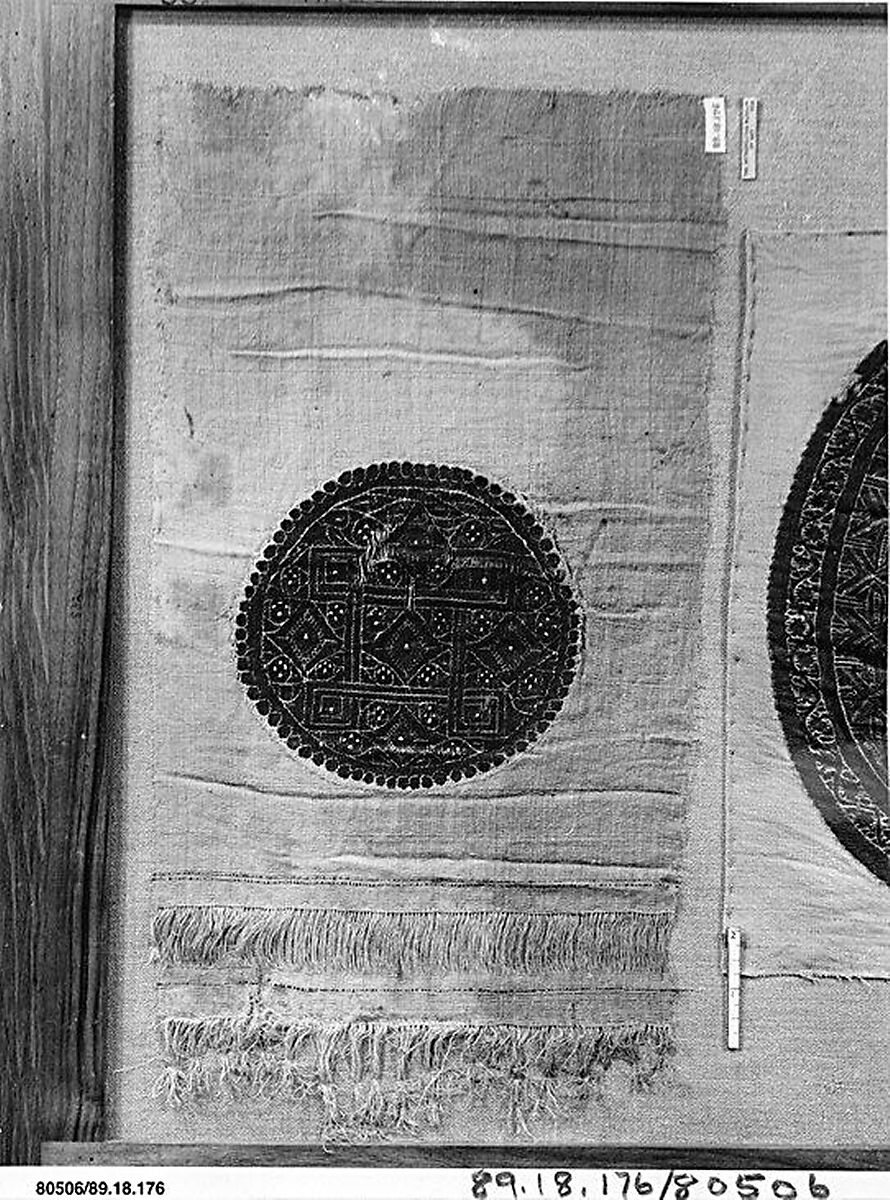 Fragment with an Interlace Medallion, Wool, linen; plain weave, tapestry weave