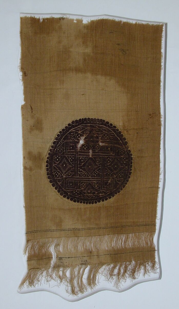 Fragment with an Interlace Medallion, Wool, linen; plain weave, tapestry weave