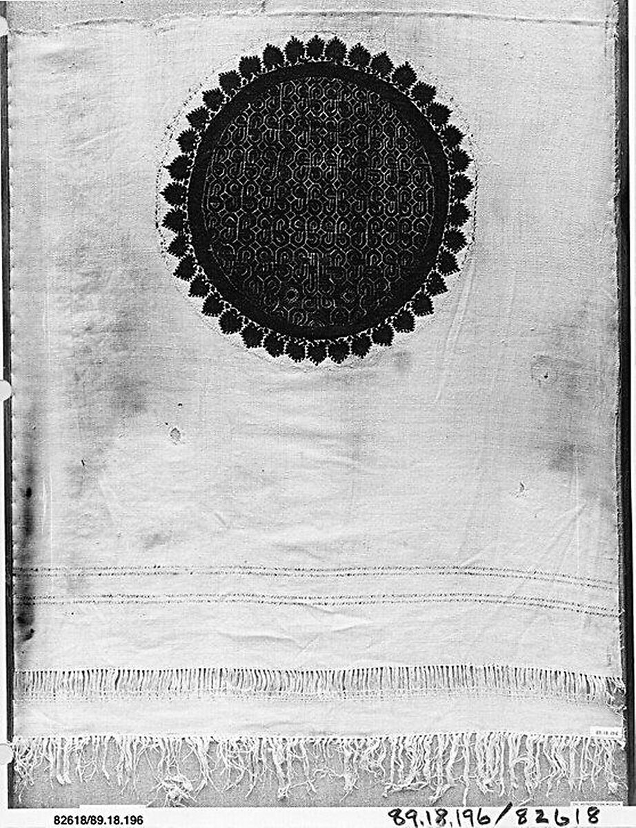 Fragment with an Interlace Medalion Bordered by Vine Leaves, Wool, linen; plain weave, tapestry weave