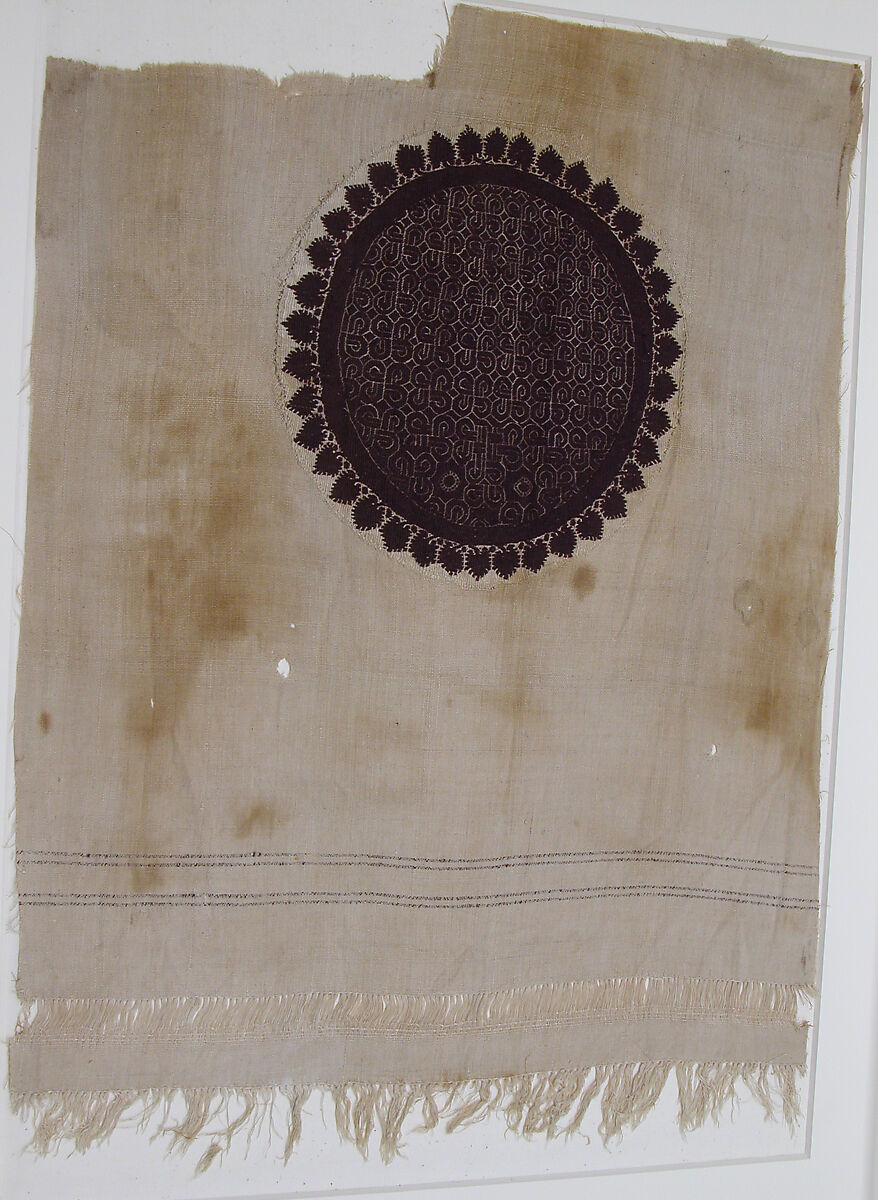 Fragment with an Interlace Medalion Bordered by Vine Leaves, Wool, linen; plain weave, tapestry weave