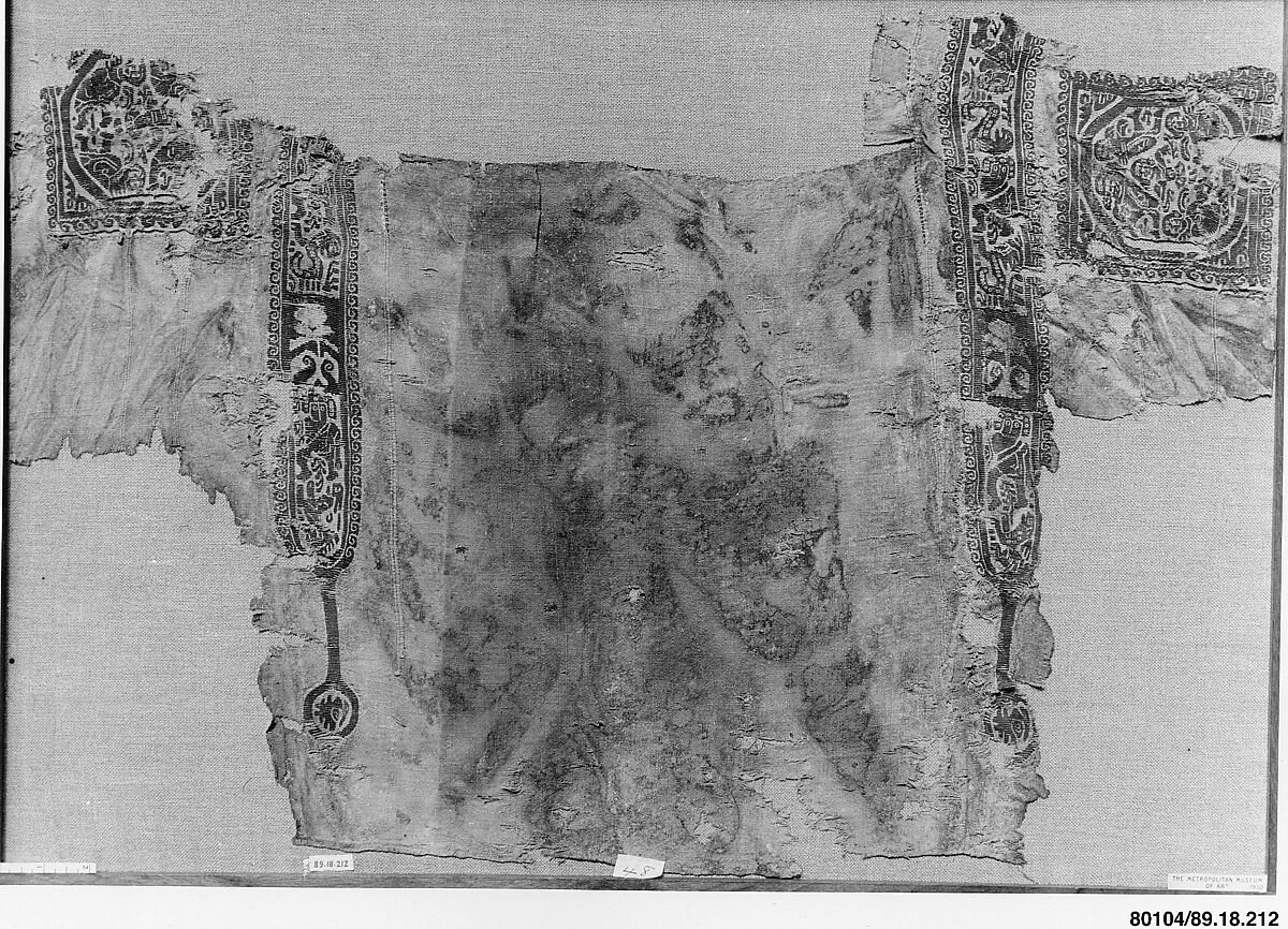 Fragment of a Tunic, Wool, linen; plain weave, tapestry weave
