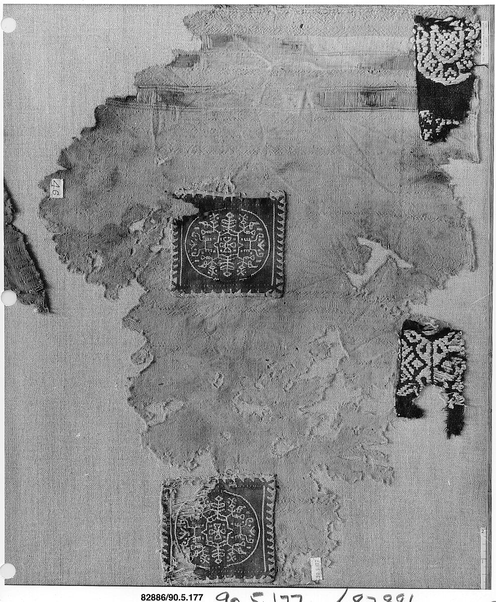 Fragment of a Tunic, Wool, linen; plain weave, tapestry weave