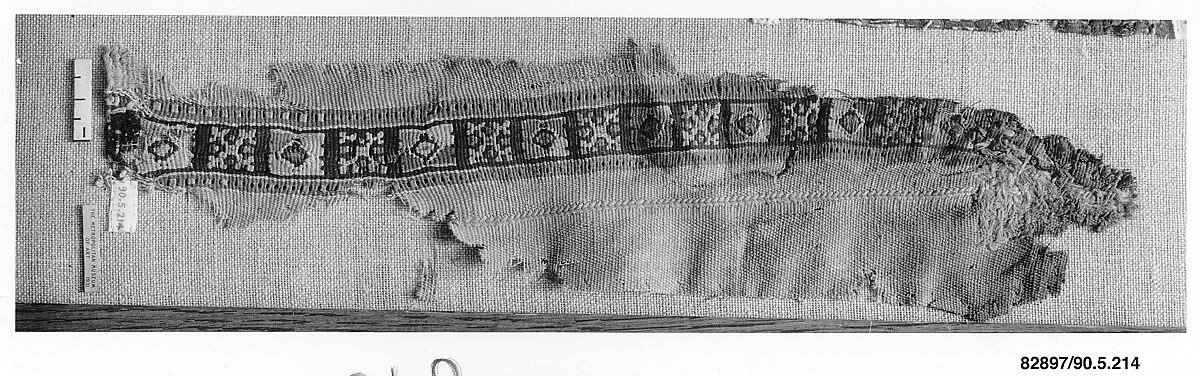 Fragment of a Tunic, Wool, linen; plain weave, tapestry weave