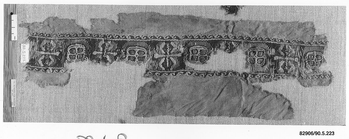 Fragment of a Tunic, Wool, linen; plain weave, tapestry weave