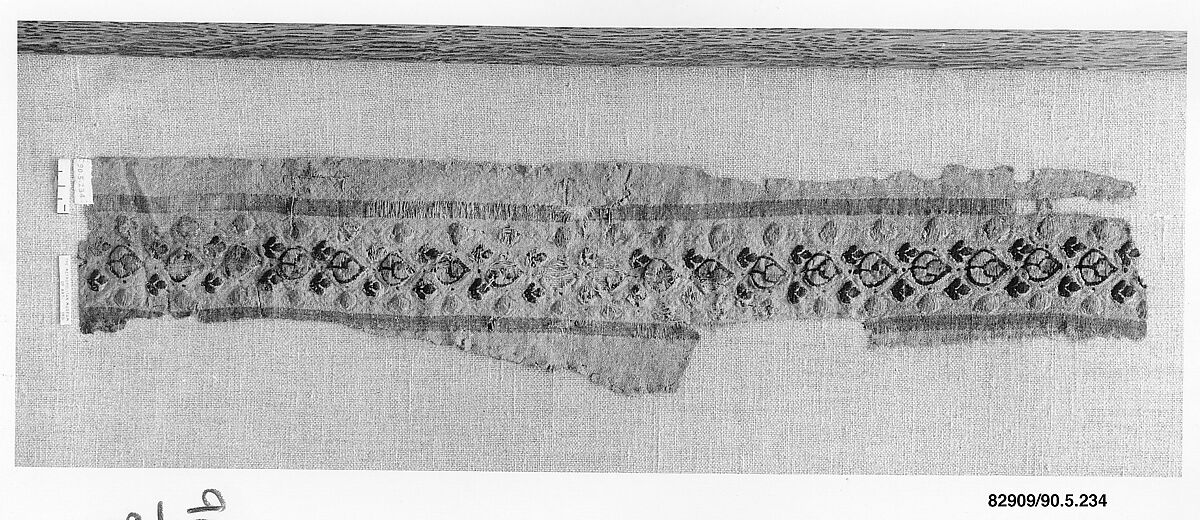 Textile Fragment, Wool, linen; plain weave, tapestry weave