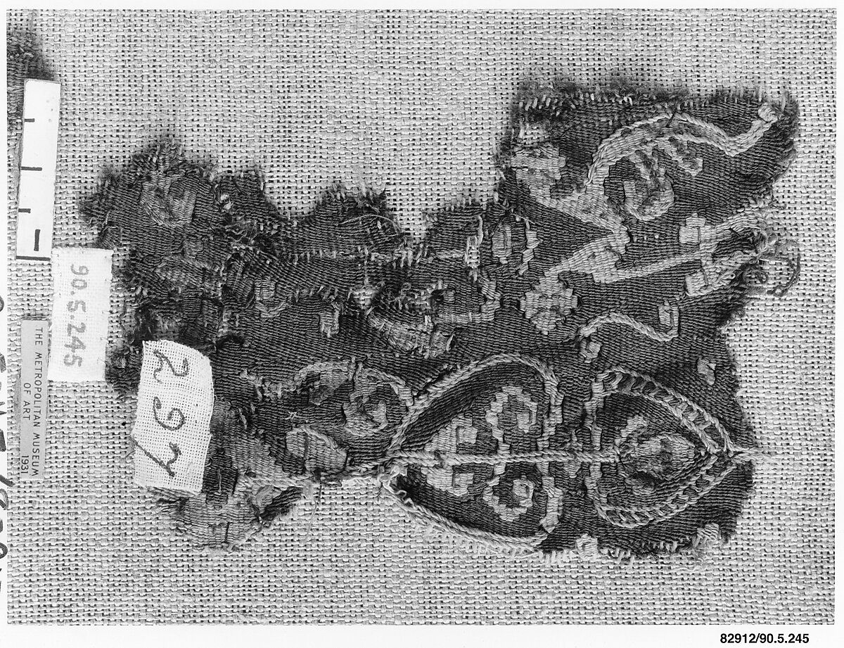 Textile Fragment, Wool, linen; plain weave, tapestry weave