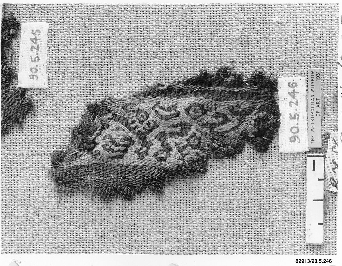 Textile Fragment, Wool, linen; plain weave, tapestry weave