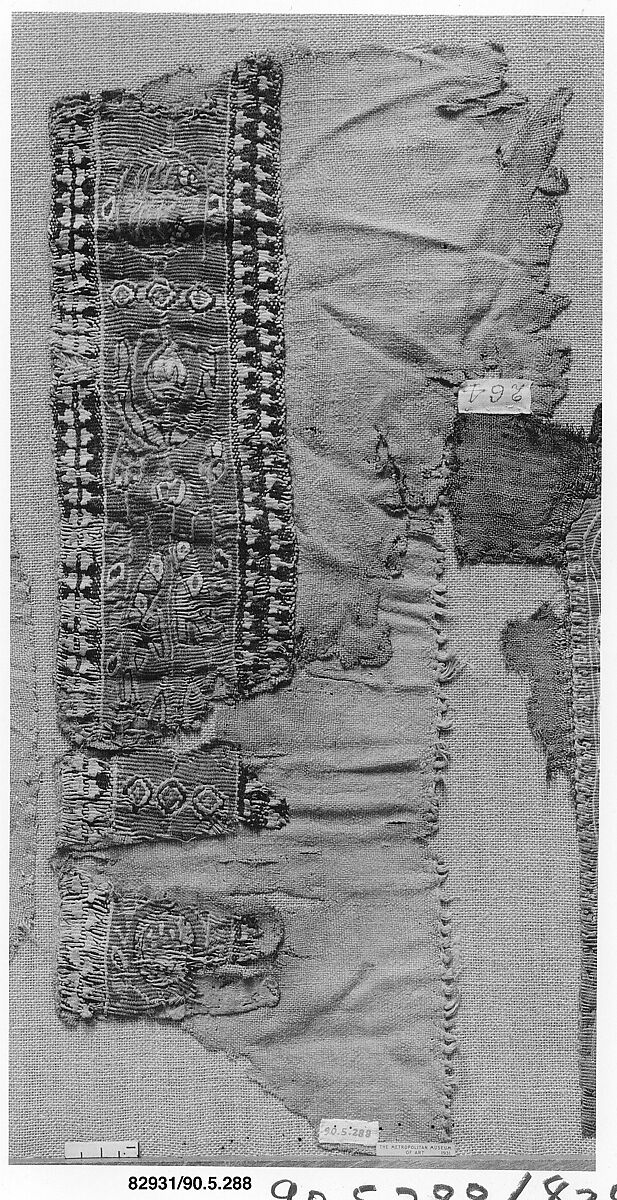 Fragment of a Tunic, Wool, linen; plain weave, tapestry weave