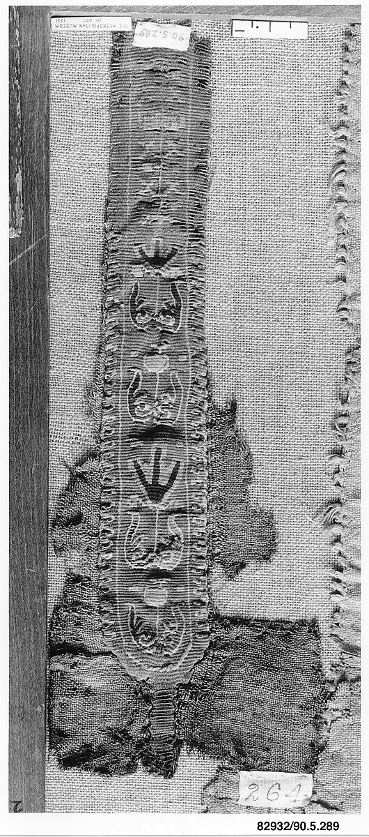 Fragment of a Tunic, Wool, linen; plain weave, tapestry weave
