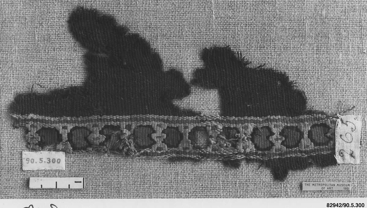 Fragment of a Tunic, Wool, linen; plain weave, tapestry weave