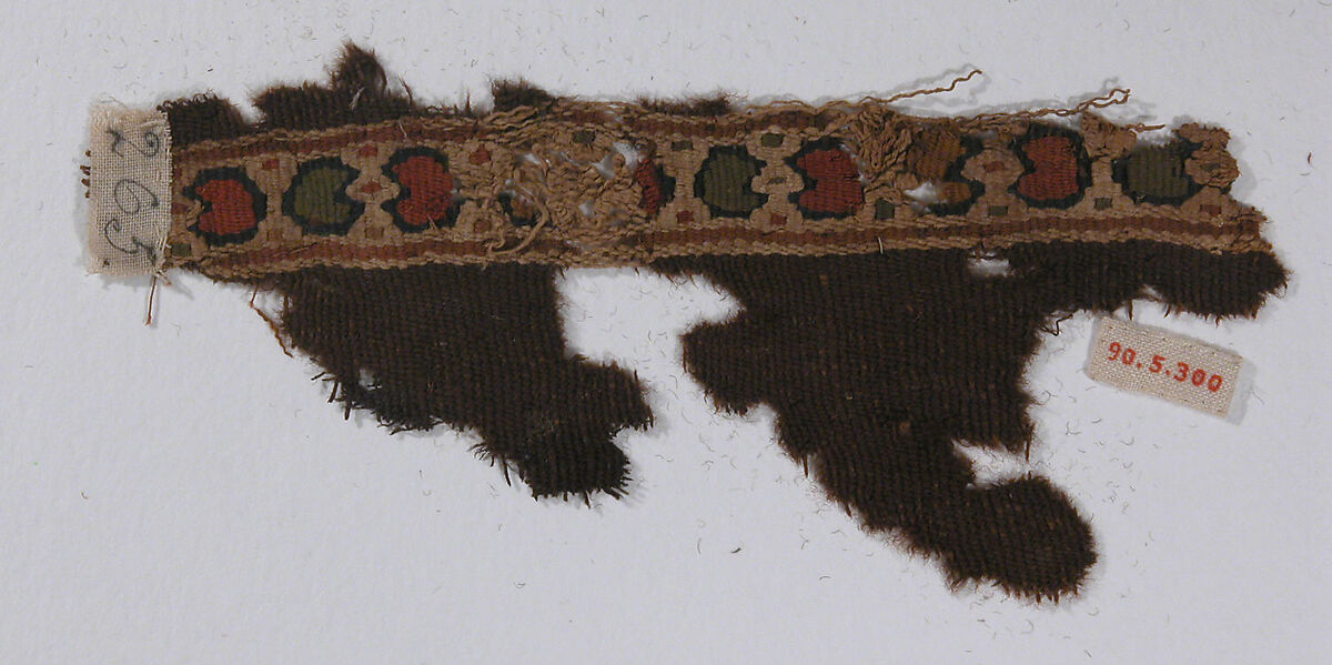 Fragment of a Tunic, Wool, linen; plain weave, tapestry weave 