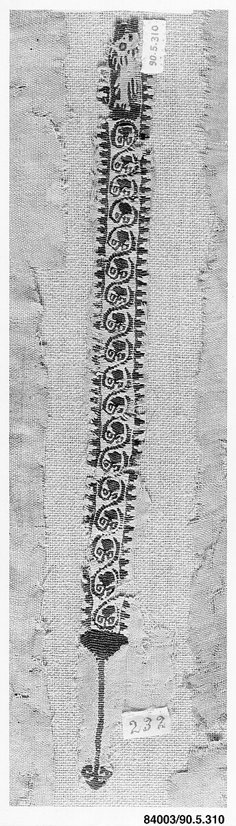 Fragment of a Tunic, Wool, linen; plain weave, tapestry weave 
