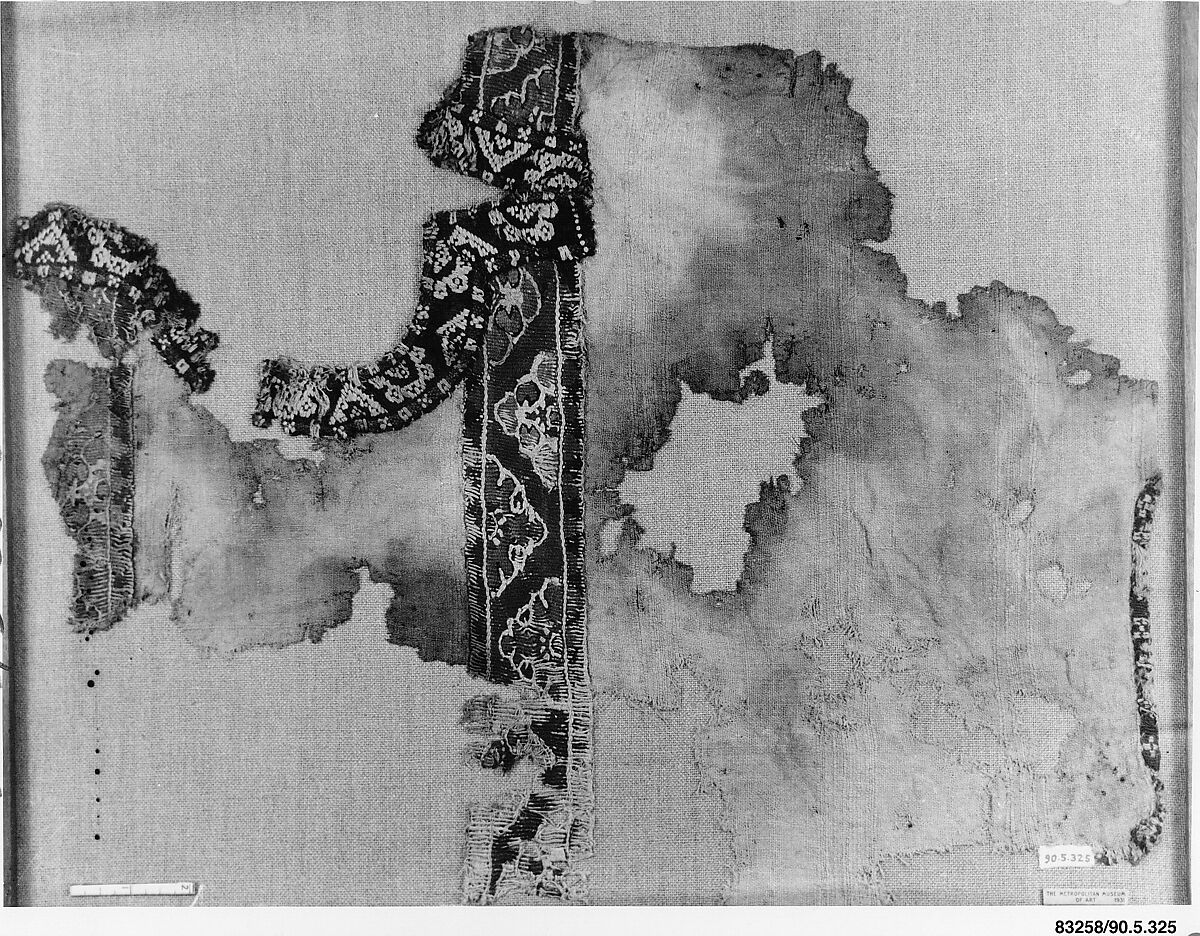 Fragment of a Tunic, Wool, linen; plain weave, tapestry weave