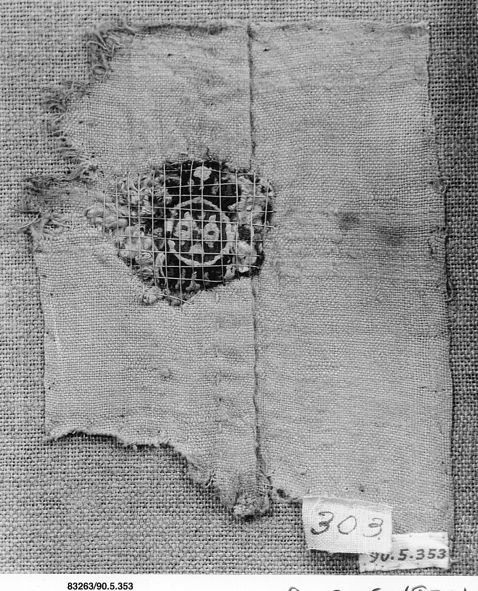 Fragment of a Tunic, Wool, linen; plain weave, tapestry weave
