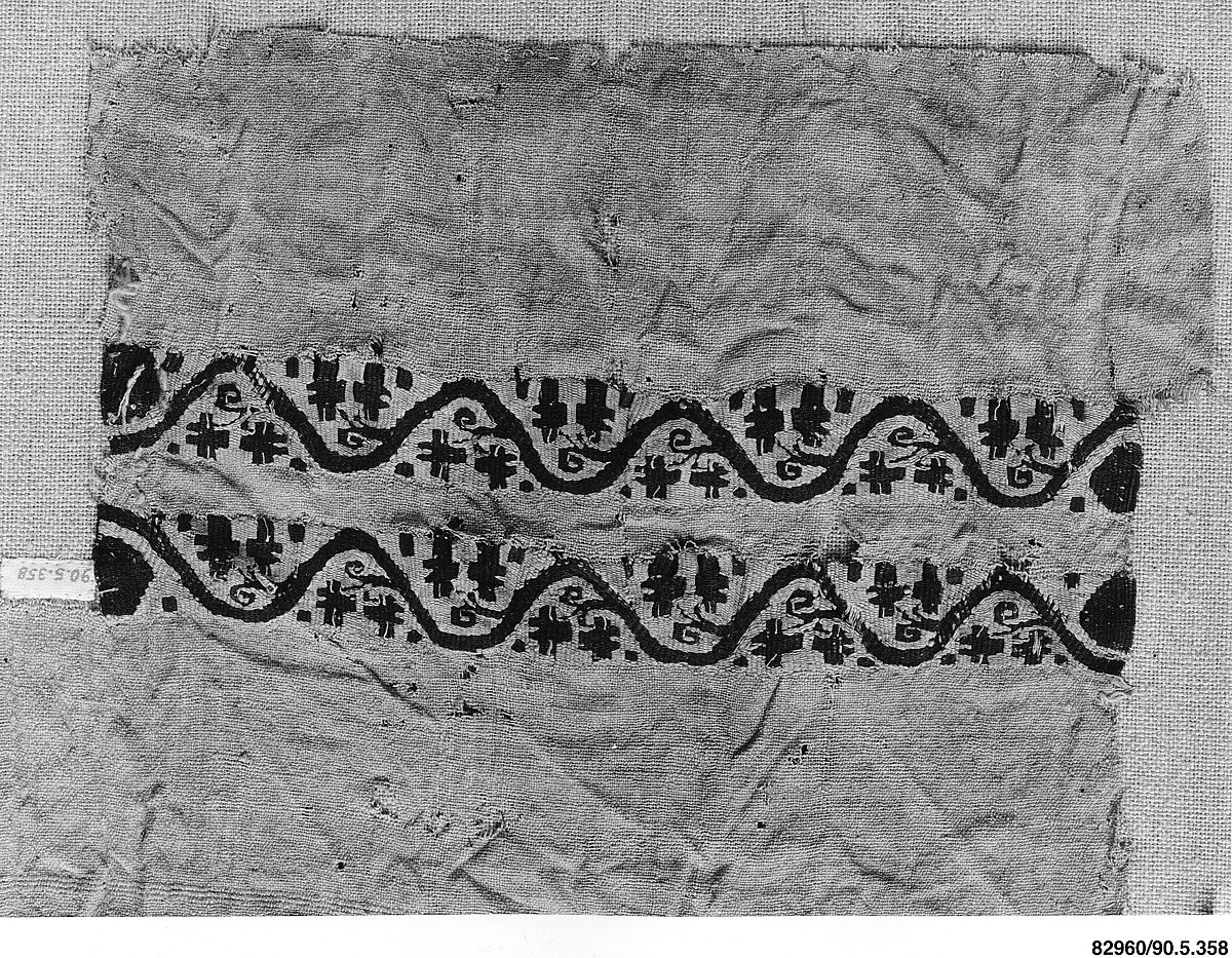 Fragment of a Tunic, Wool, linen; plain weave, tapestry weave