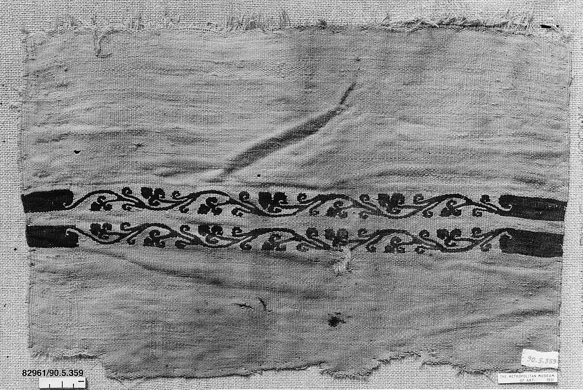 Fragment of a Tunic, Wool, linen; plain weave, tapestry weave