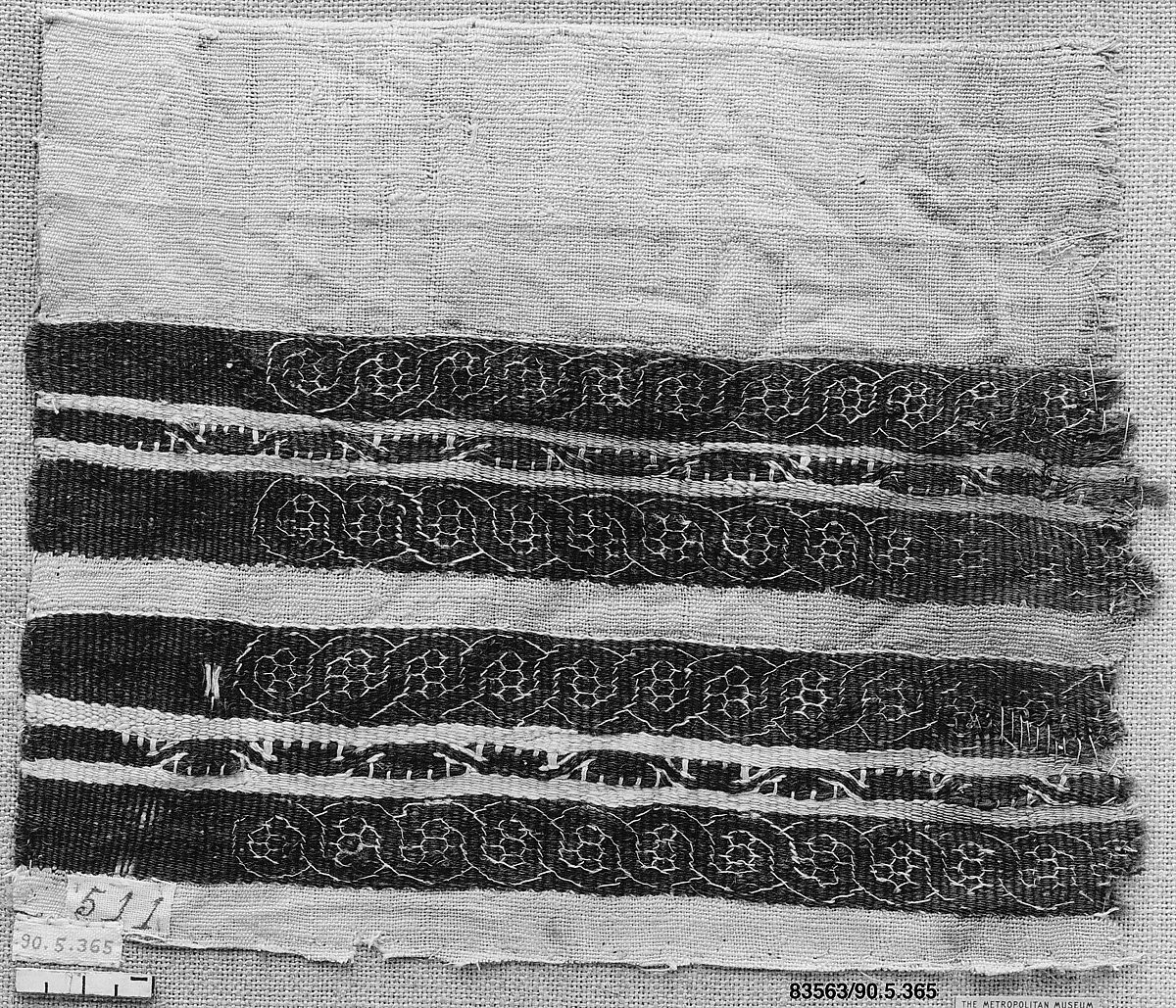 Fragment of a Tunic, Wool, linen; plain weave, tapestry weave 