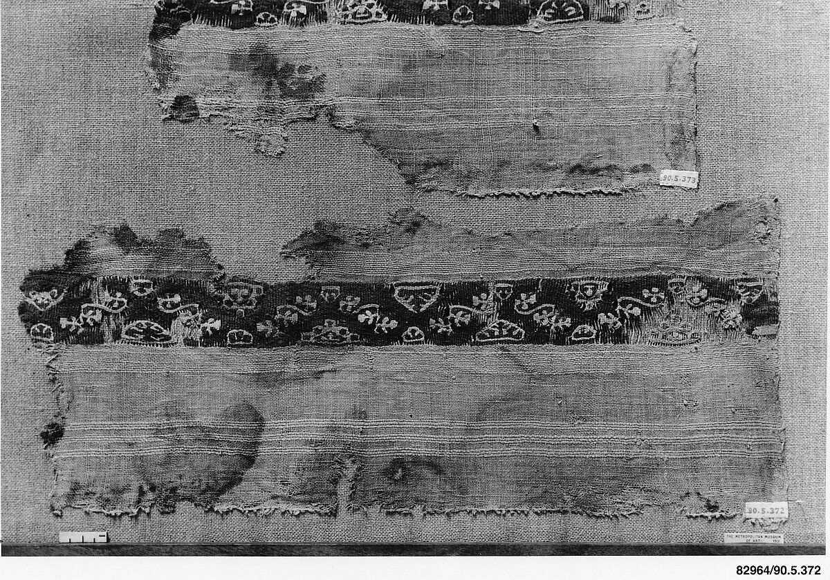 Fragment of a Tunic, Wool, linen; plain weave, tapestry weave 