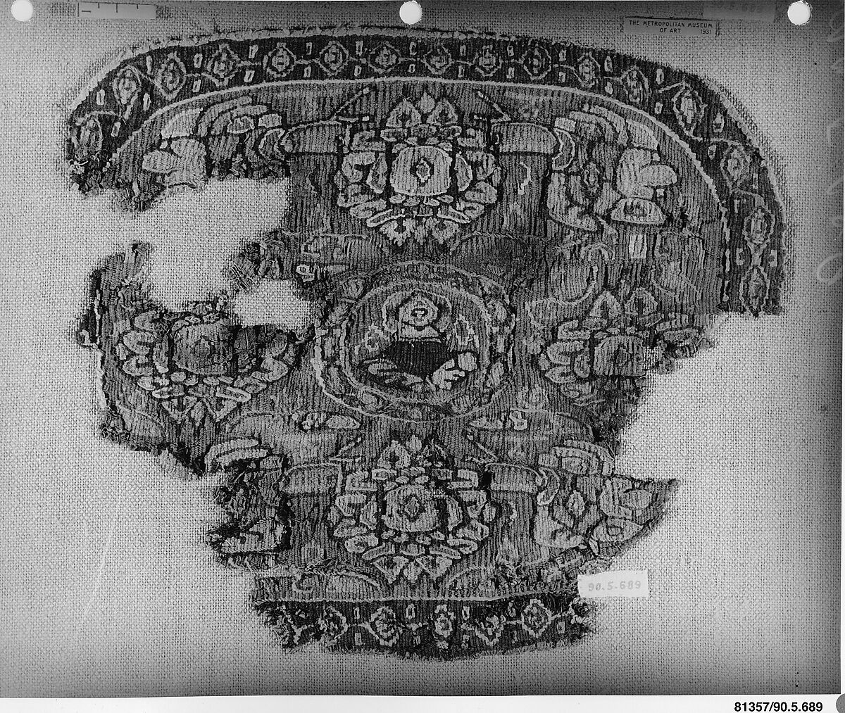 Tunic Ornament Showing Christ and the Virgin Flanked by Angels?, Wool, linen; tapestry weave