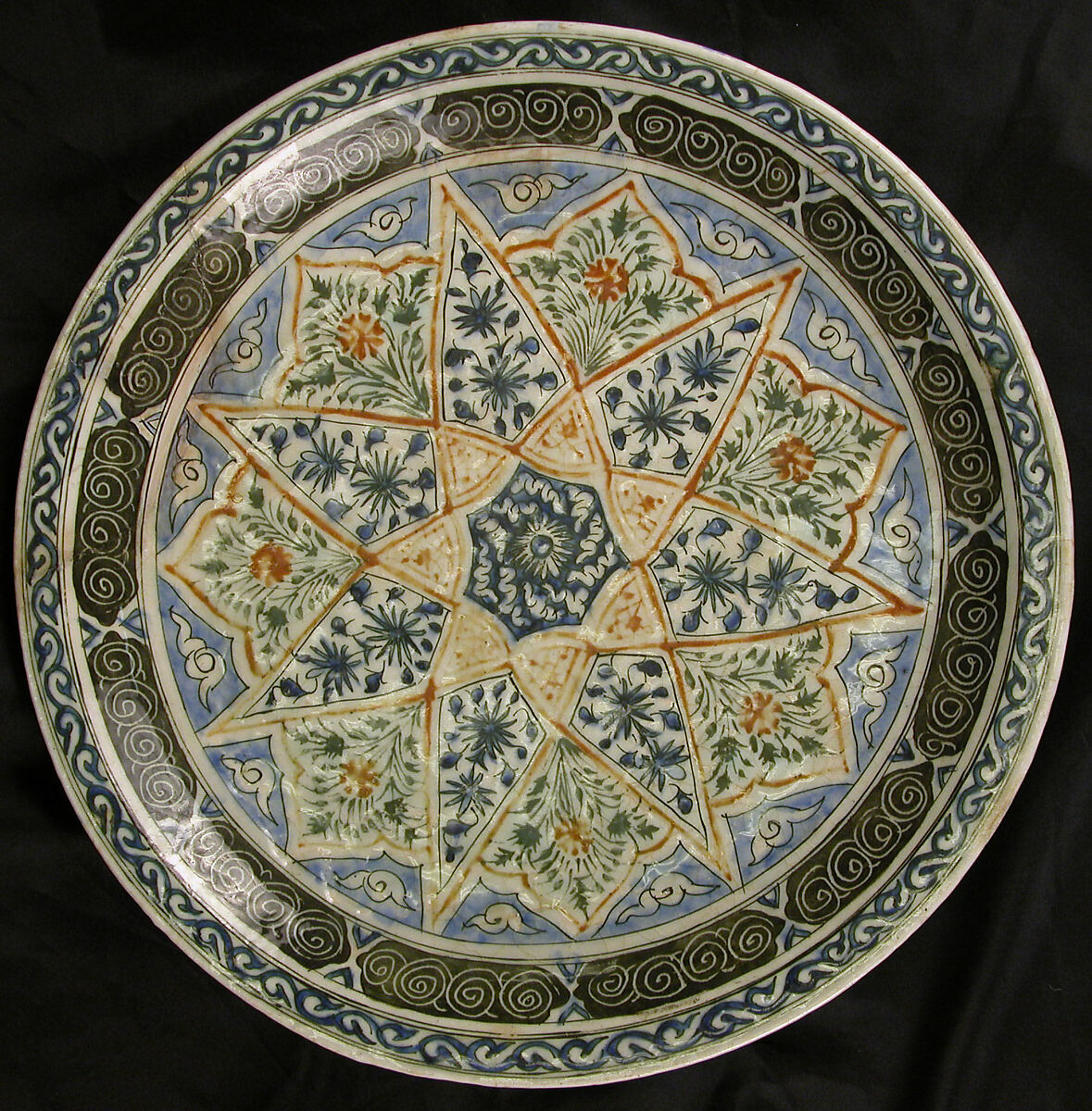Plate with Vegetal Decoration in a Seven-pointed Star, Stonepaste; polychrome-painted under transparent glaze