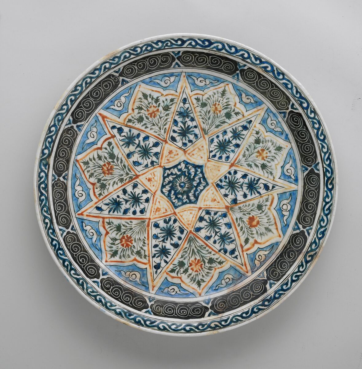 Plate with Vegetal Decoration in a Seven-pointed Star, Stonepaste; polychrome-painted under transparent glaze 