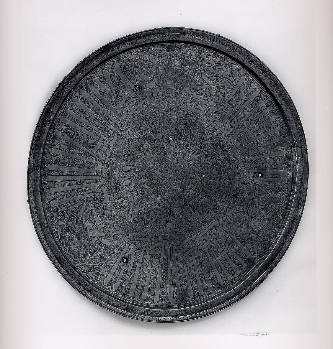 Tray of Yemeni Sultan al-Mu'ayyad ibn Yusuf, Ahmad ibn Husayn al-Mosuli  , Cairo, Brass; inlaid with silver